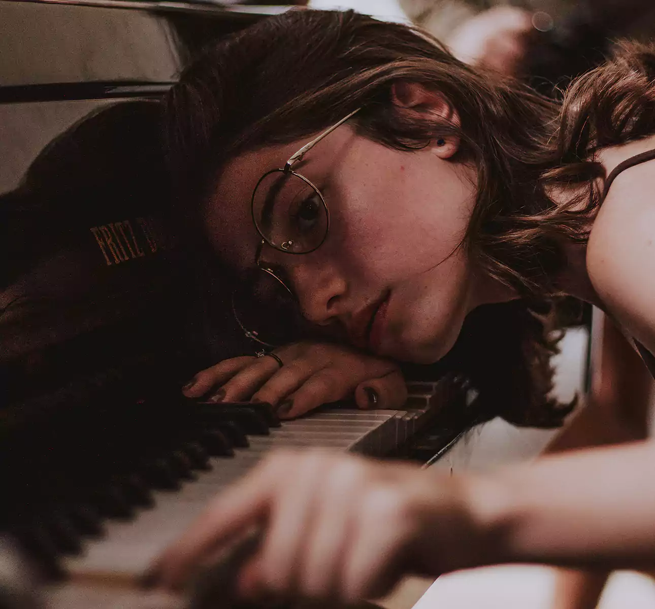 jente spiller piano rolig musikk