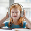 jente lytter til lydbok for barn
