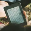 person leser ebok på en kindle