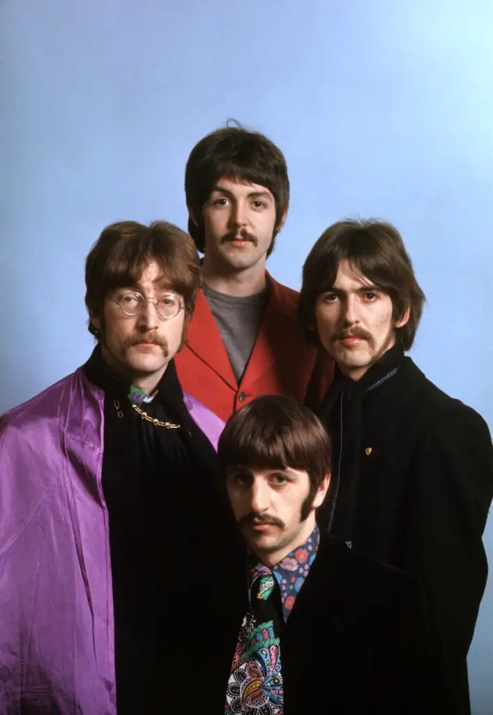 et portrett av Beatles, hvor alle har bart.